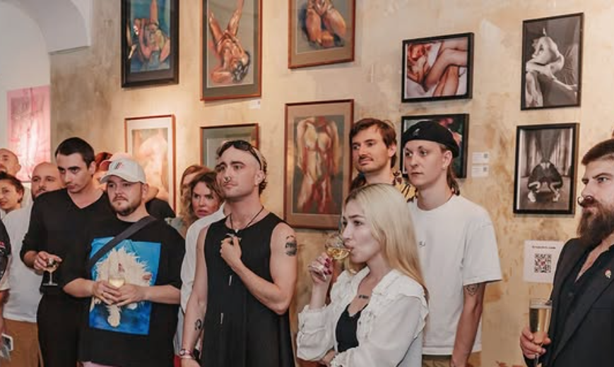 Pictures showing the Vernissage of the ArousArt Exhibition, featuring Bogdan Jensen's artworks in the background from life drawings, done in soft pastel, as well other works from other artists. 